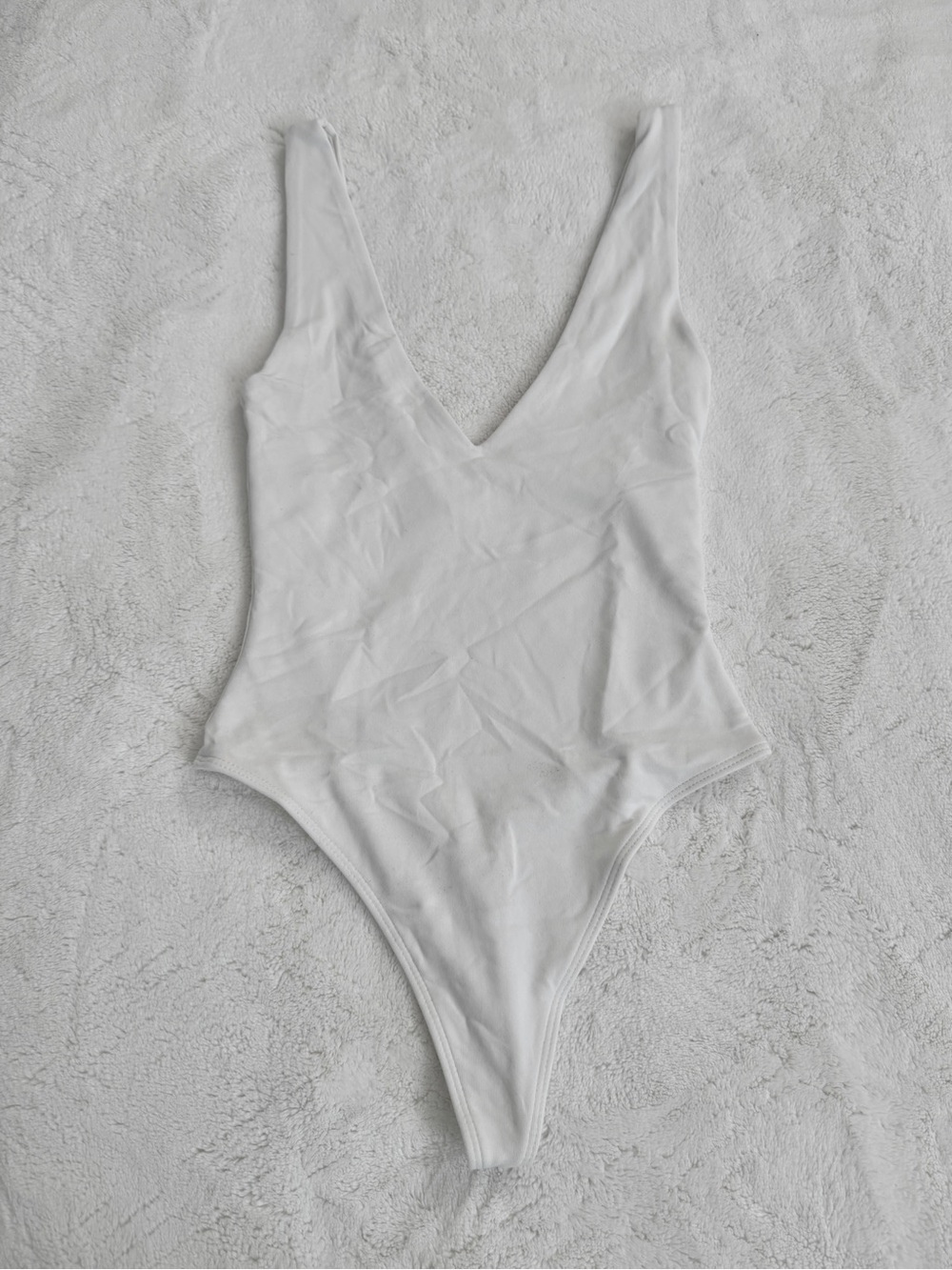 Aritzia Babaton Contour V-Neck Bodysuit in White, XXS